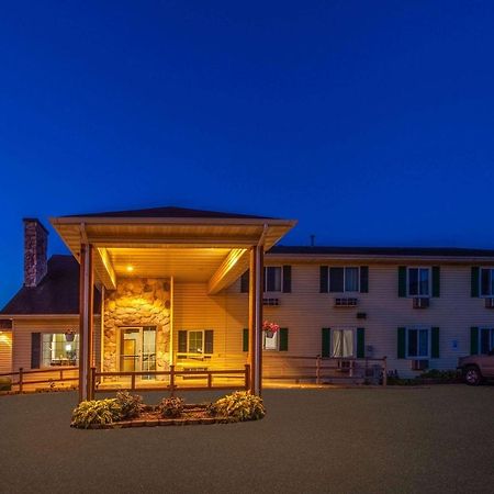Super 8 By Wyndham Berlin Wi Hotel Exterior foto