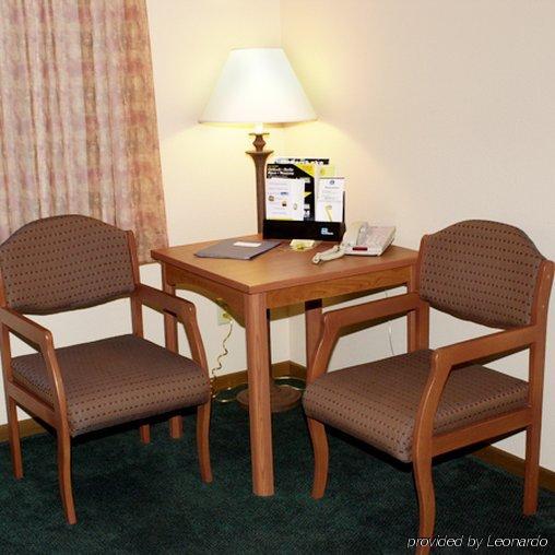 Super 8 By Wyndham Berlin Wi Hotel Quarto foto